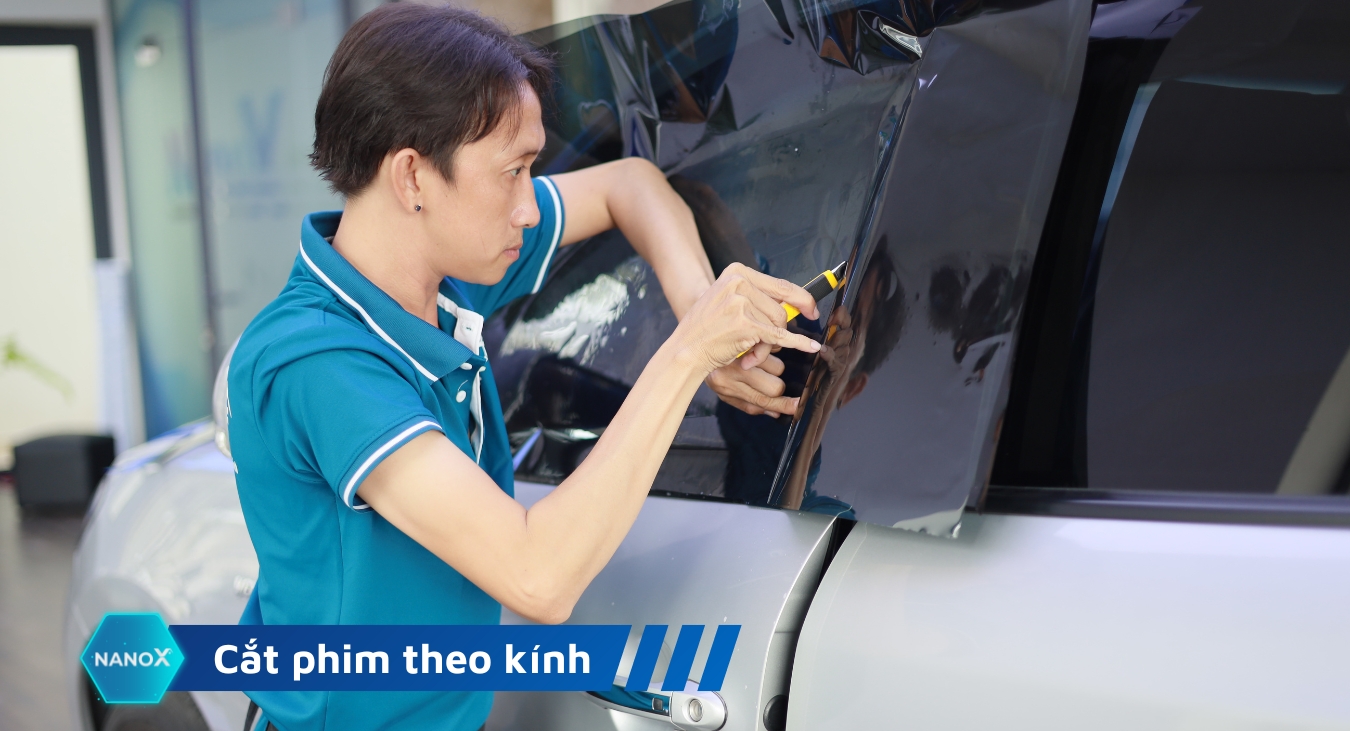 Kính sườn 25 Cắt phim cách nhiệt theo kích thước và kiểu dáng của kính sườn ô tô
