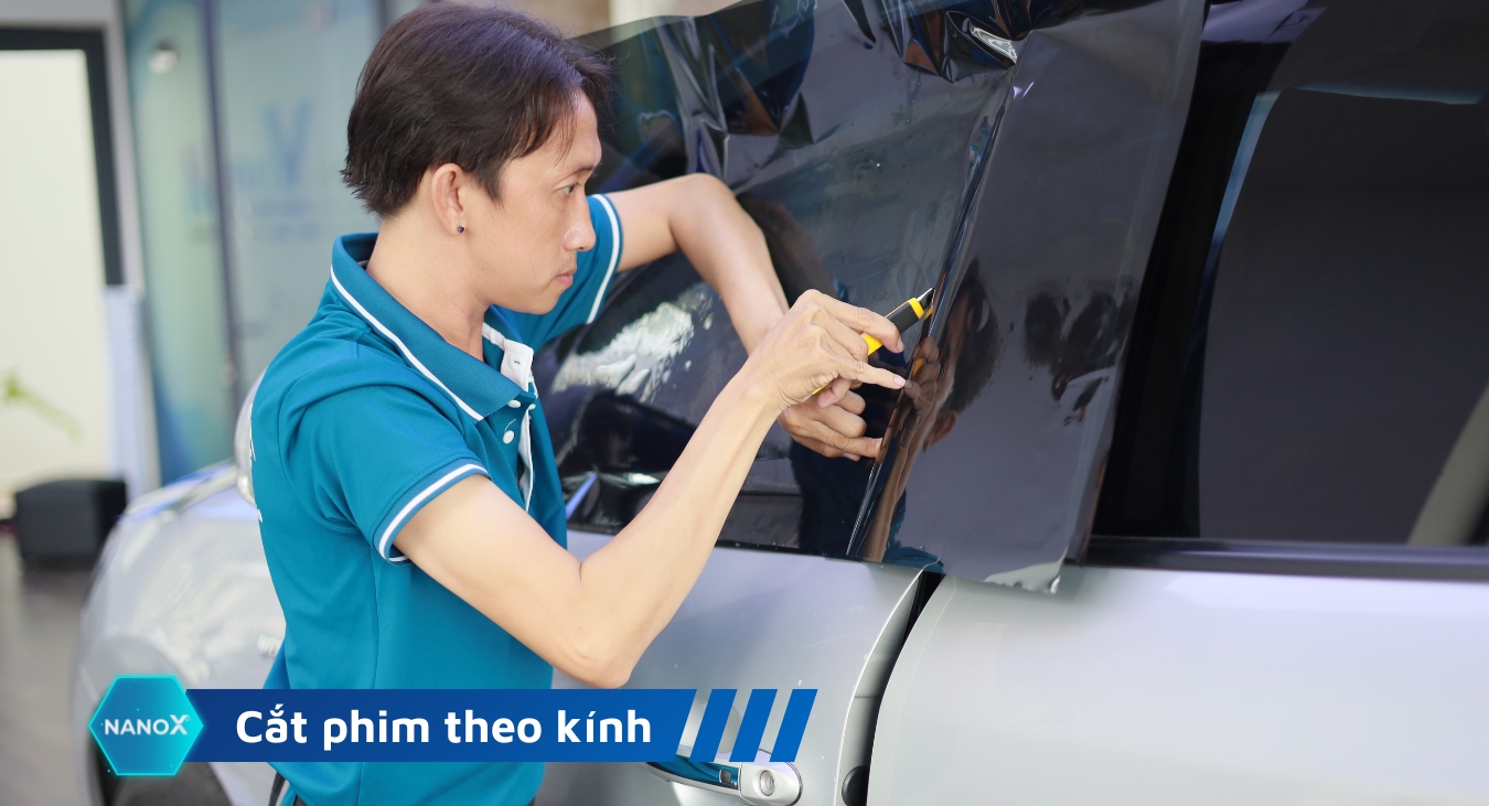 Cắt phim cách nhiệt theo kích thước và kiểu dáng của kính sườn ô tô