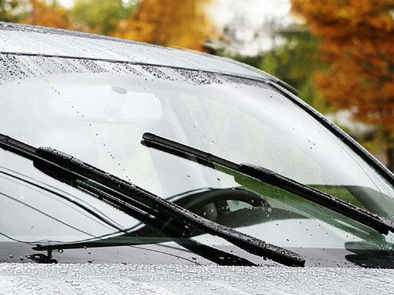 Gạt mưa trên kính lái và gioăng cửa thường được làm bằng chất liệu cao su