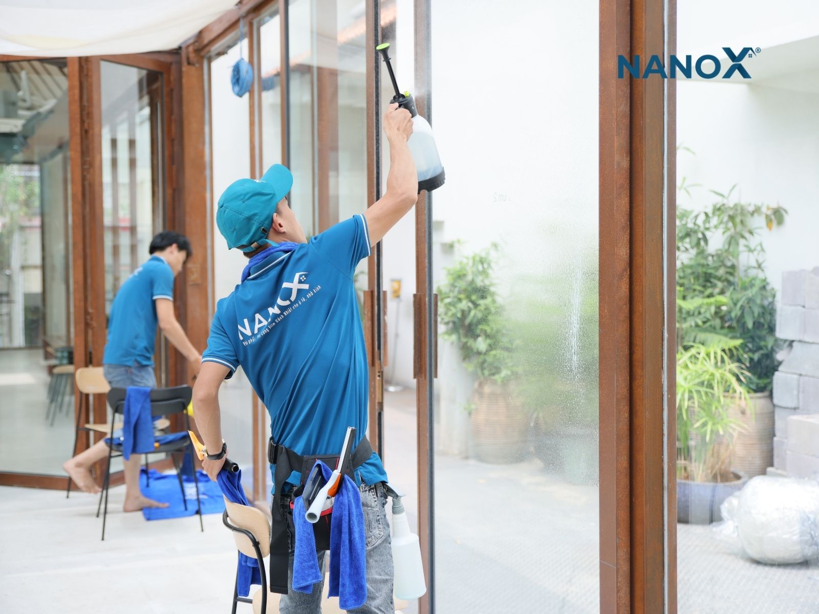 Hướng dẫn dán phim cách nhiệt nhà kính tại nhà chi tiết 2 vệ sinh bề mặt kính trước khi dán phim