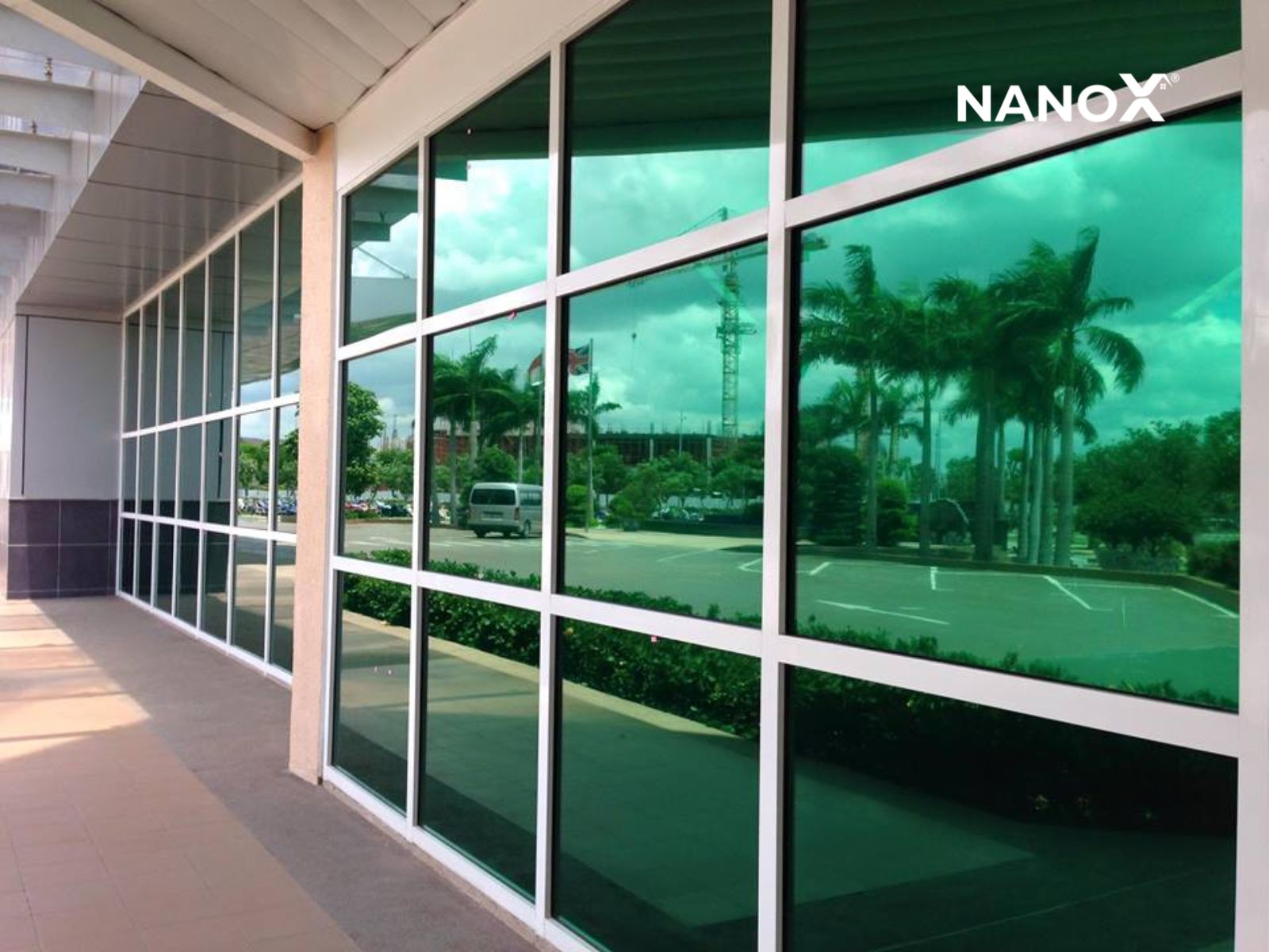 10 Biện pháp giúp chống nóng cho nhà hướng Tây 5 dùng kính phản quang chống nóng cho nhà hướng tây