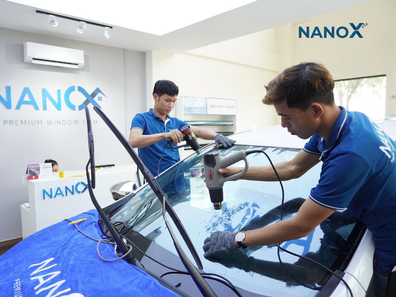 Dụng cụ dán phim cách nhiệt có gì? Lưu ý khi dán phim 10 Máy sấy nhiệt
