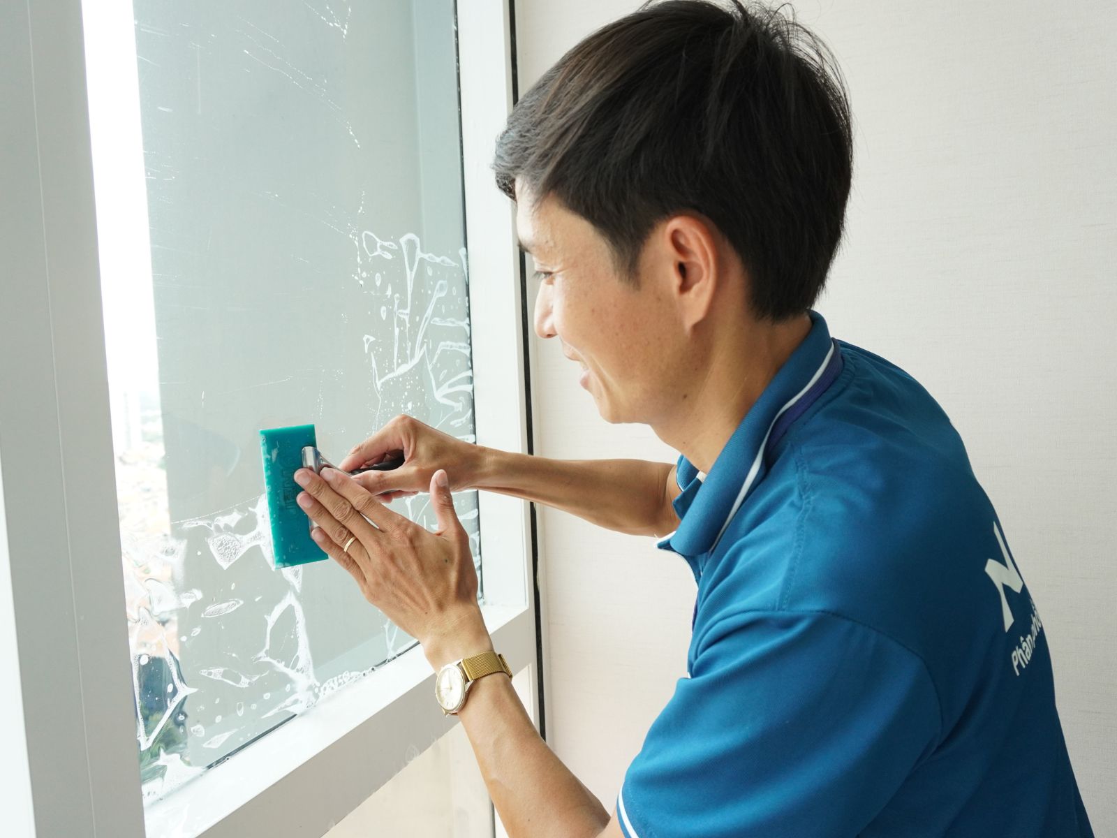 Hướng dẫn dán phim cách nhiệt nhà kính tại nhà chi tiết 5 dán phim cách nhiệt nhà kính