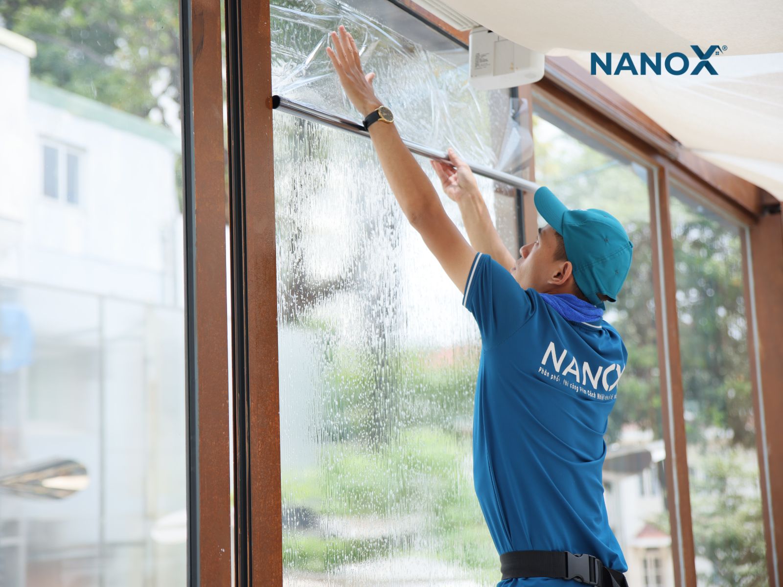 Hướng dẫn dán phim cách nhiệt nhà kính tại nhà chi tiết 4 Trải phim cách nhiệt lên kính