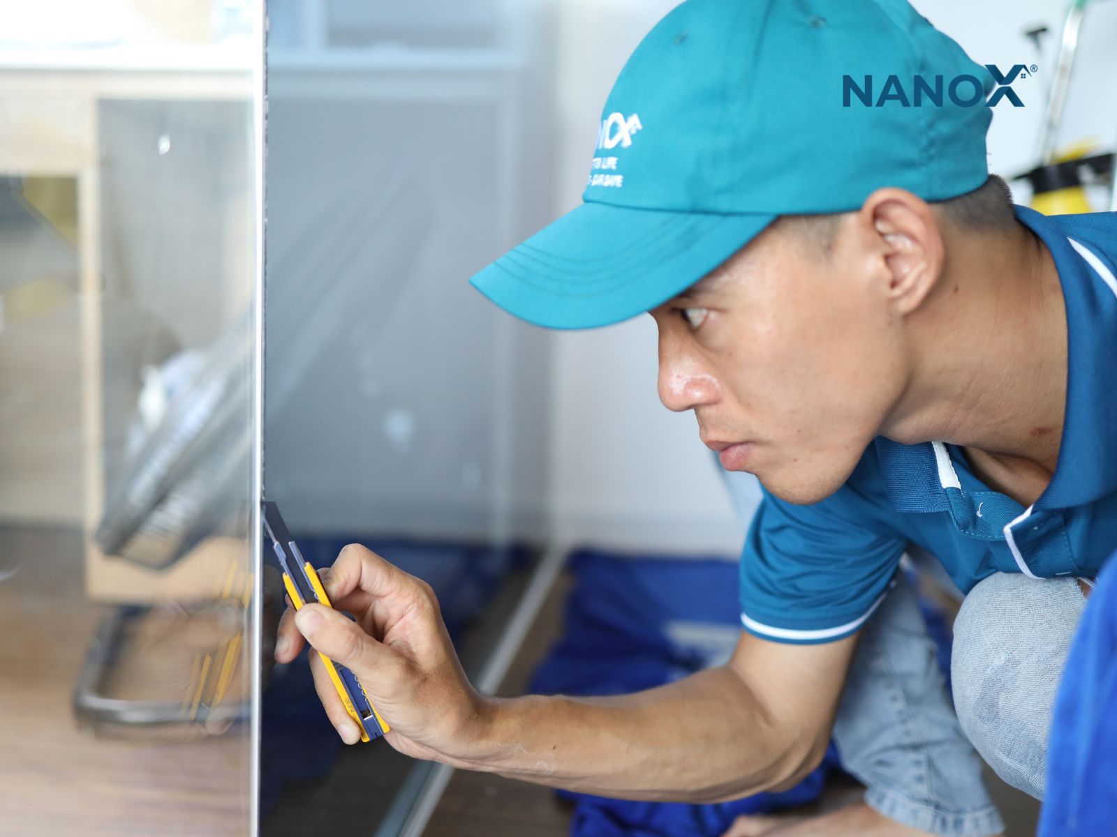 Hướng dẫn dán phim cách nhiệt nhà kính tại nhà chi tiết 6 Cắt phim thừa