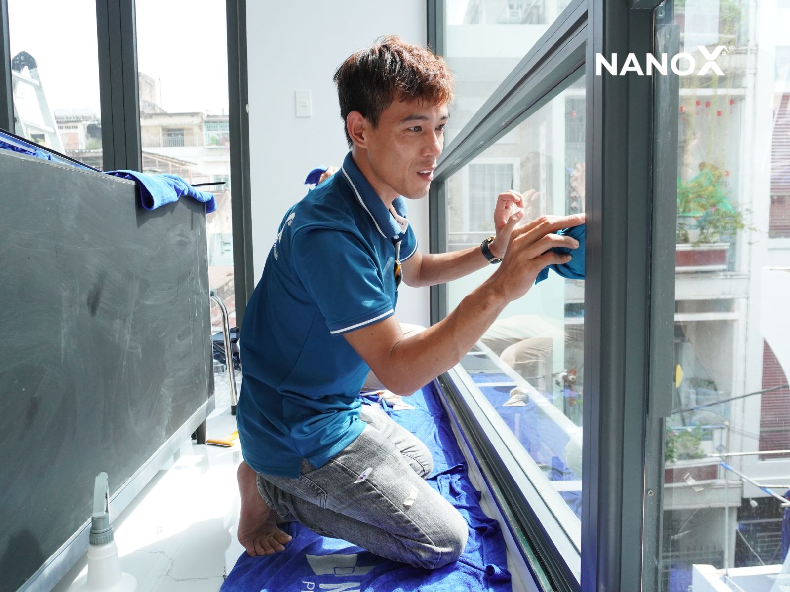 Hướng dẫn dán phim cách nhiệt nhà kính tại nhà chi tiết 7 Kiểm tra và lau lại kính