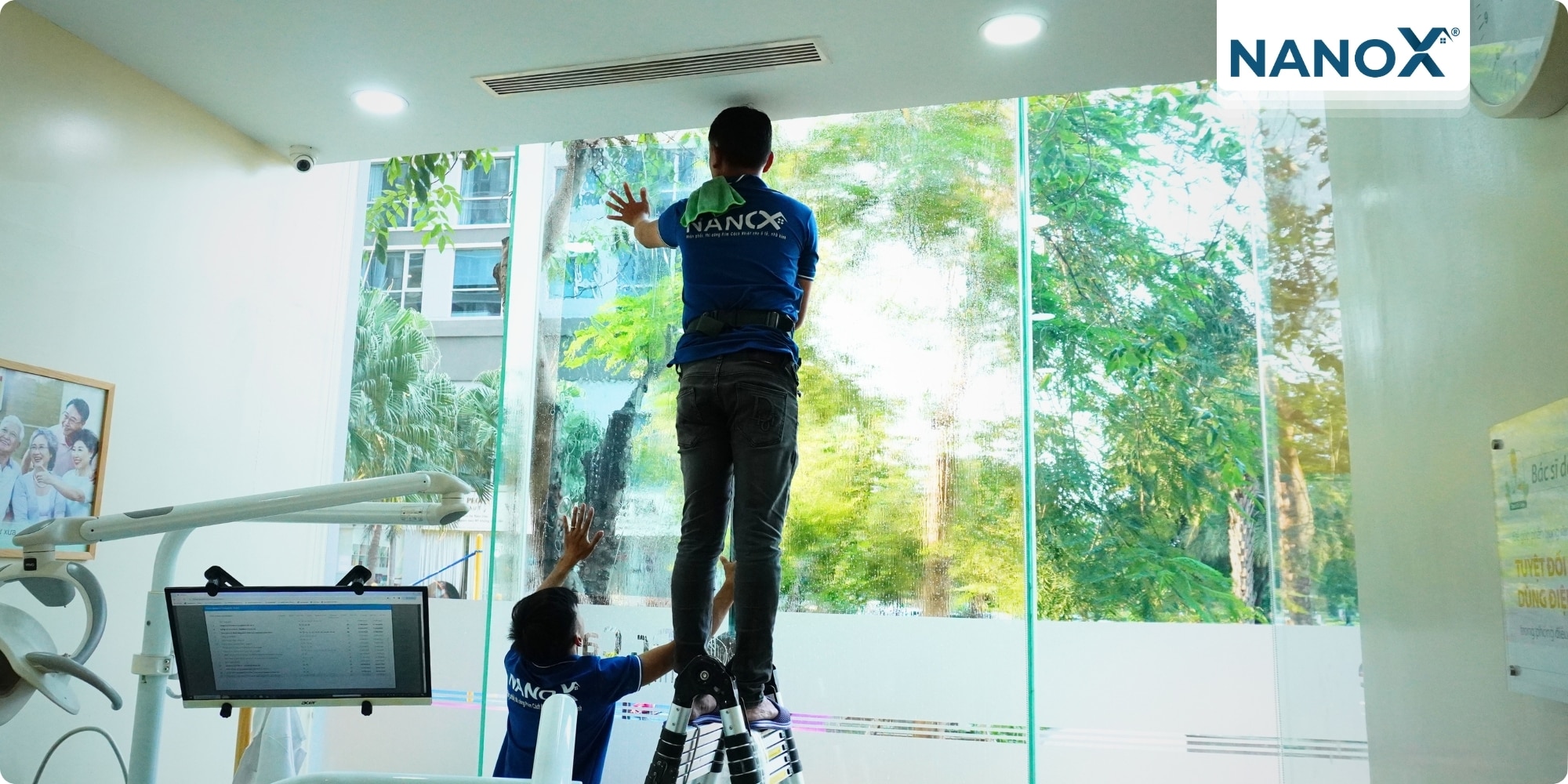 Dán phim cách nhiệt phòng khám nha khoa Dr. Care