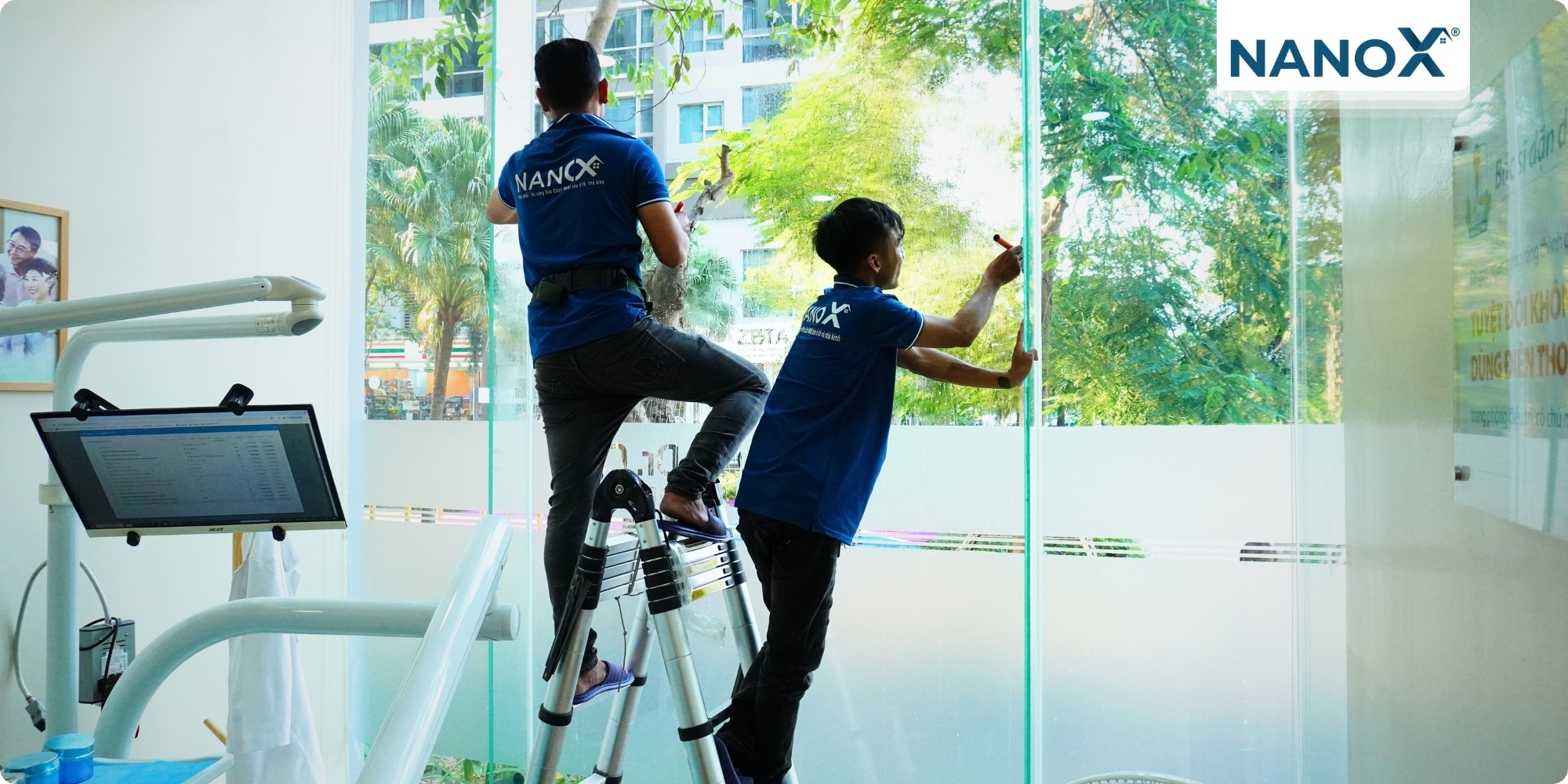 Dán phim cách nhiệt phòng khám nha khoa Dr. Care