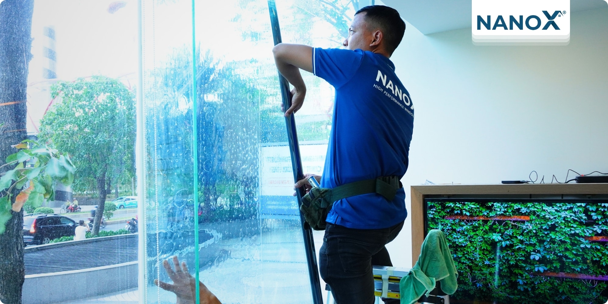 Dán phim cách nhiệt phòng khám nha khoa Dr. Care