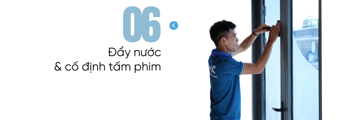Bước 6 đẩy nước và cố định tấm phim trên mặt kính