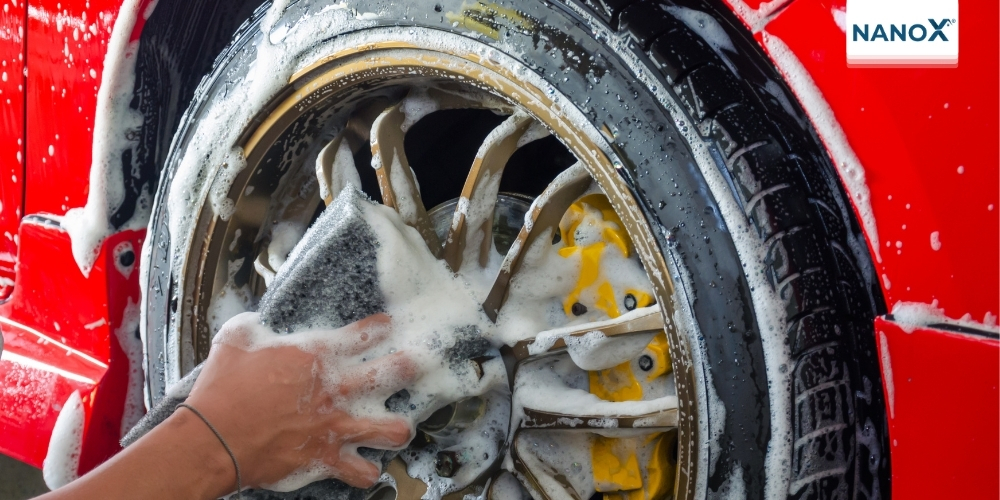Cách rửa xe ô tô tại nhà đúng chuẩn như gara, những lưu ý tránh làm hại sơn 6 Chà bánh xe và gầm xe