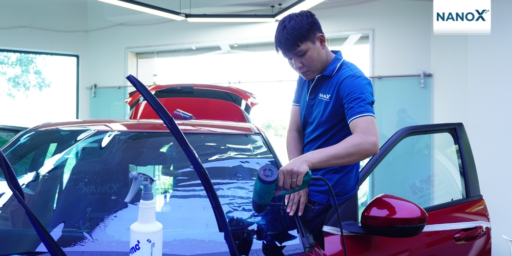 Phương pháp bảo vệ da khi đi xe ô tô dưới trời nắng 3 Dán phim cách nhiệt cho ô tô là giải pháp ngăn cản tia UV gây hại đến làn da