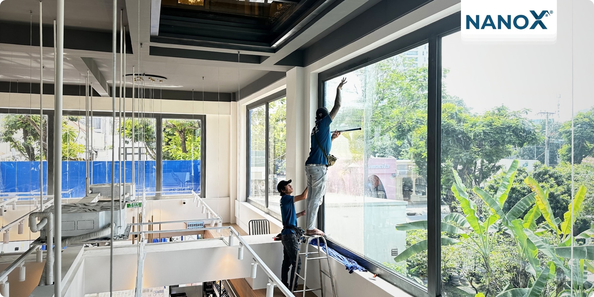 Dán phim cách nhiệt cửa hàng tiện lợi GS25
