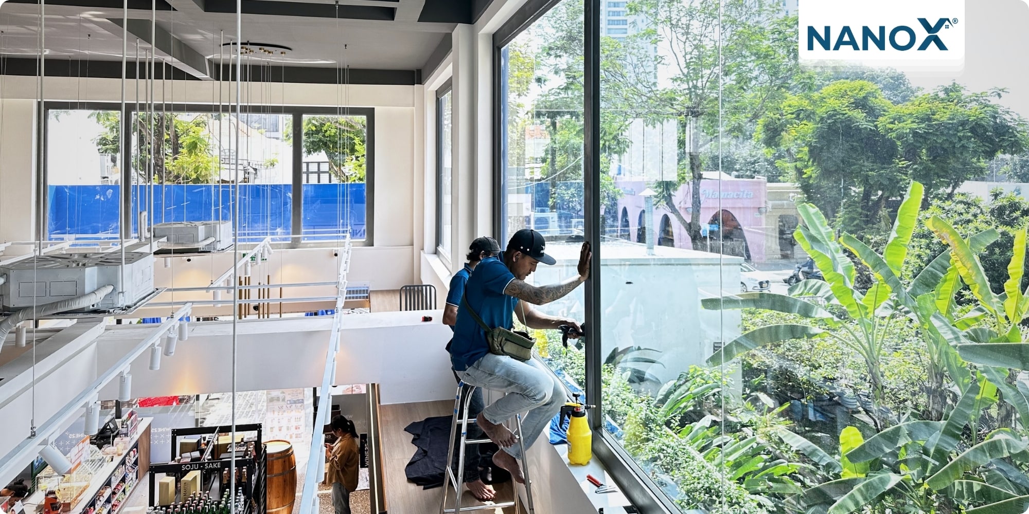 Dán phim cách nhiệt cửa hàng tiện lợi GS25