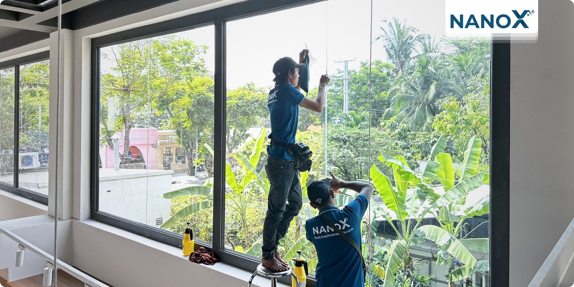 Dán phim cách nhiệt cửa hàng tiện lợi GS25