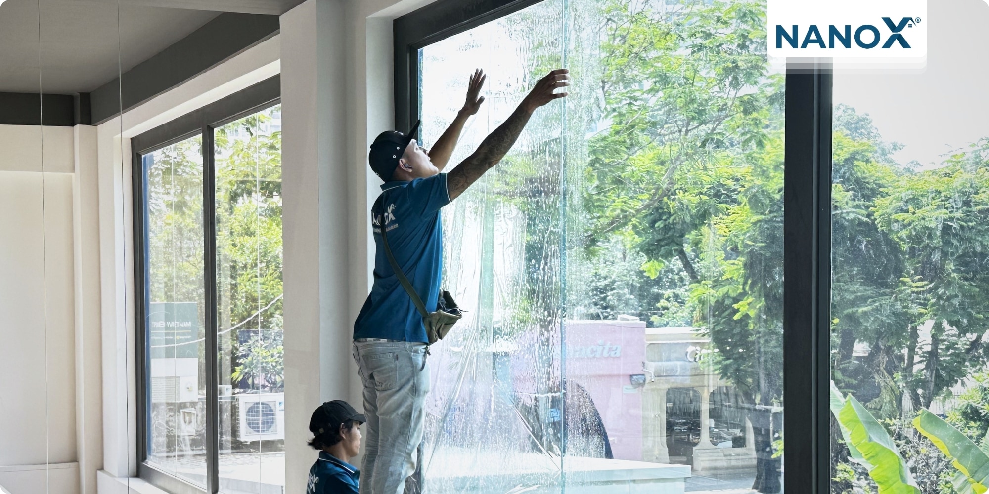 Dán phim cách nhiệt cửa hàng tiện lợi GS25