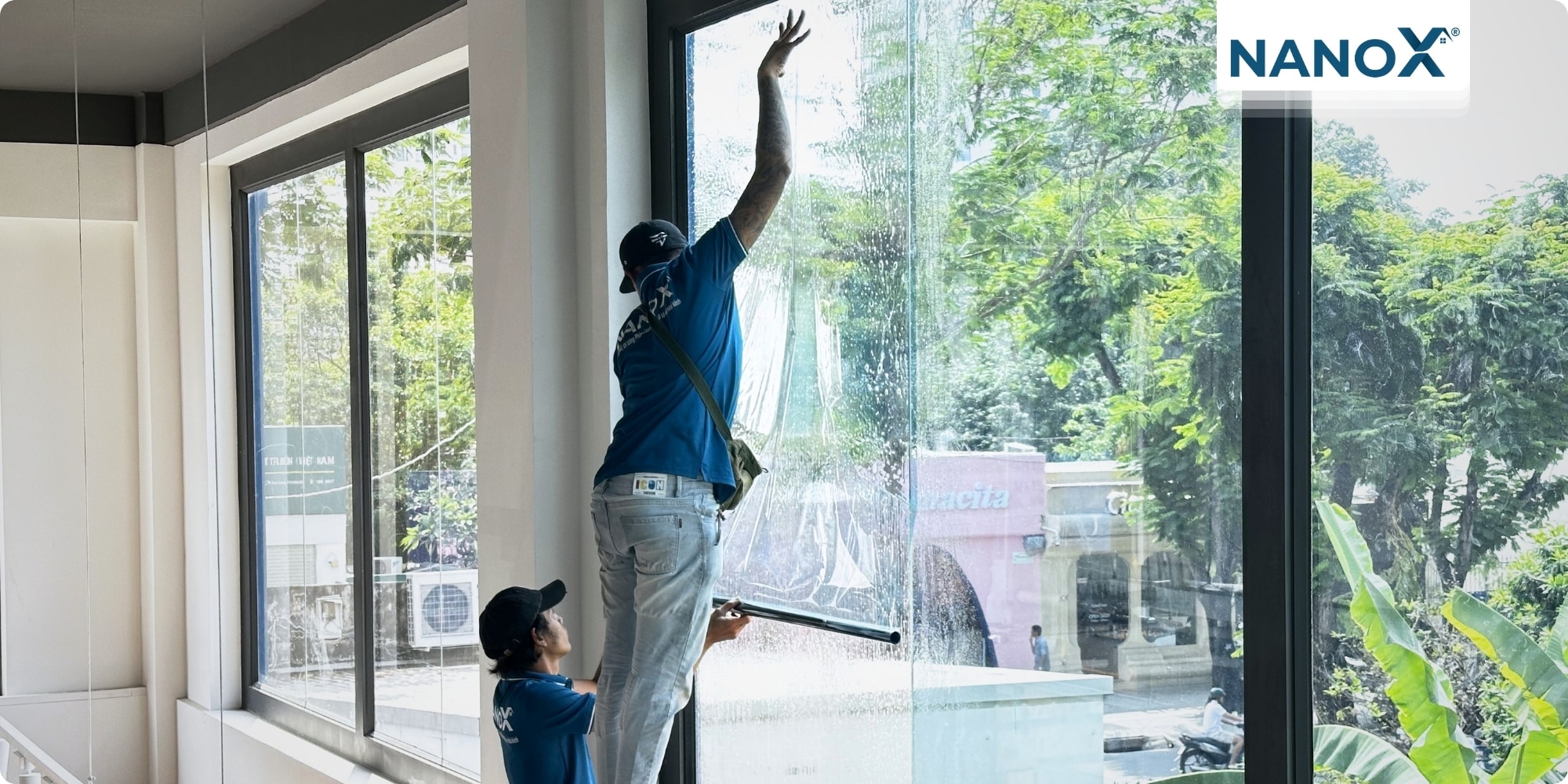 Dán phim cách nhiệt cửa hàng tiện lợi GS25
