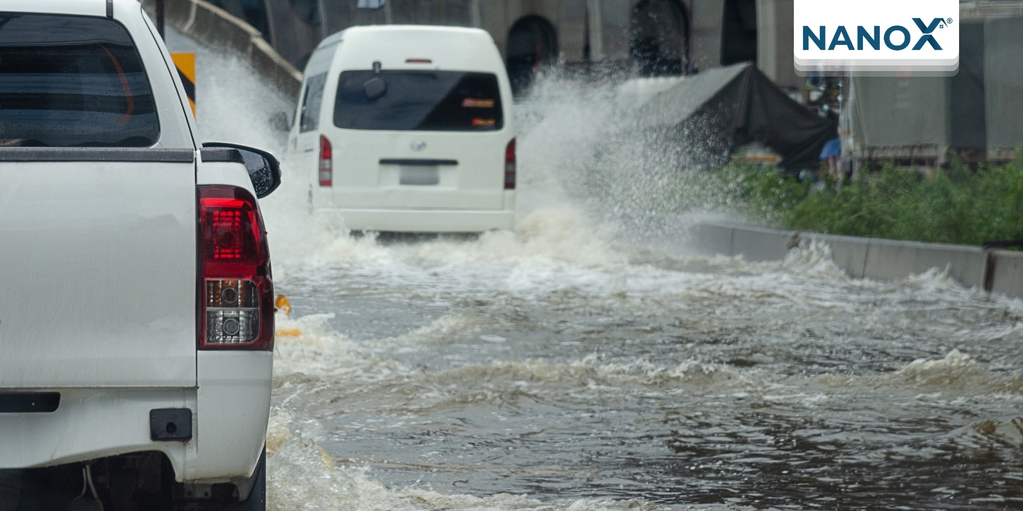 Khi mưa lớn gây ngập, sương mù quá dày nên dừng xe sớm