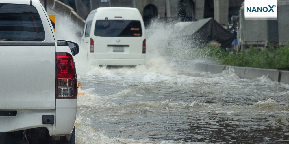 Khi mưa lớn gây ngập, sương mù quá dày nên dừng xe sớm