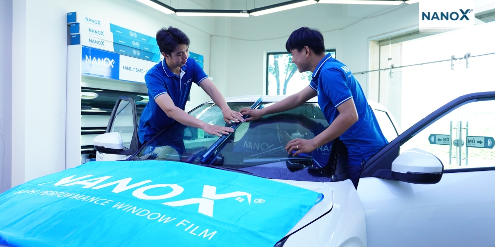 Kính lái bị loá sáng gây nguy hiểm, gợi ý cách khắc phục hiệu quả 2 Phim cách nhiệt ô tô chống chói là giải pháp phổ biến
