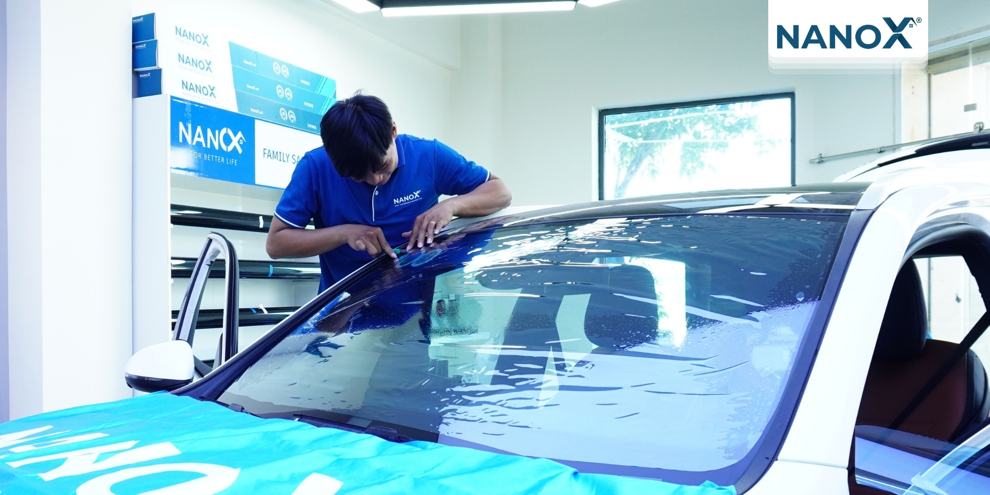 Gợi ý 7 cách giảm chói mắt khi lái xe ô tô, an toàn và hiệu quả 2 Dán phim cách nhiệt chống chói cho kính lái là cách bảo vệ mắt khi lái xe hiệu quả hàng đầu