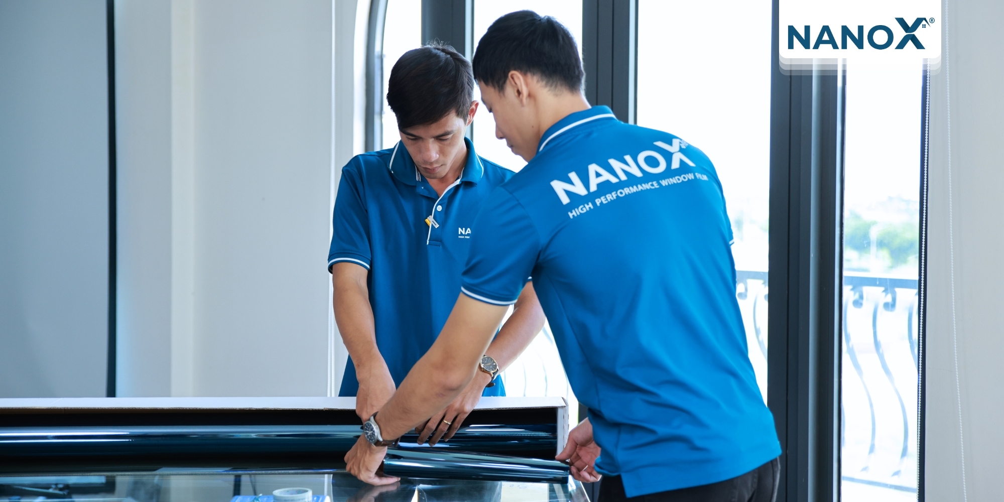 Cắt phim cách nhiệt phù hợp với kích thước cửa kính đã đo