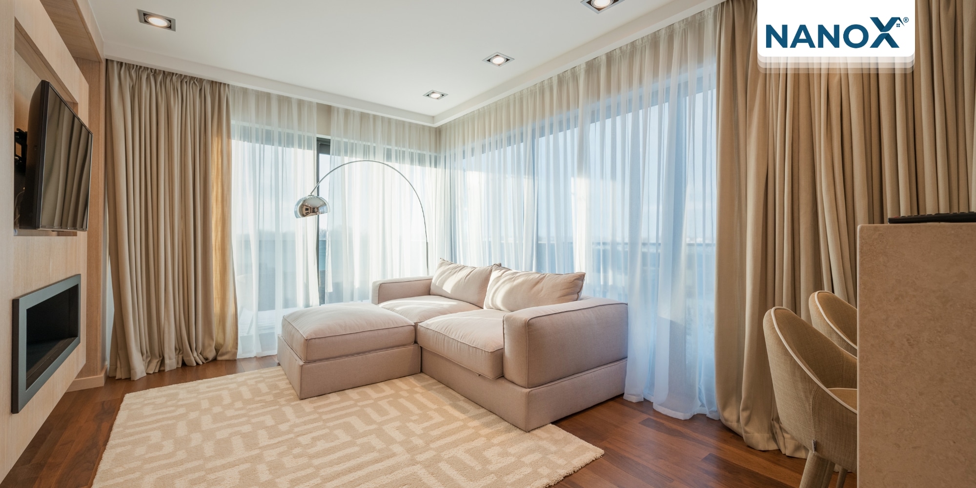 Đóng bớt cửa sổ, cửa chính, kéo rèm che sẽ giúp giảm bớt phần nào sức nóng từ ánh nắng mặt trời