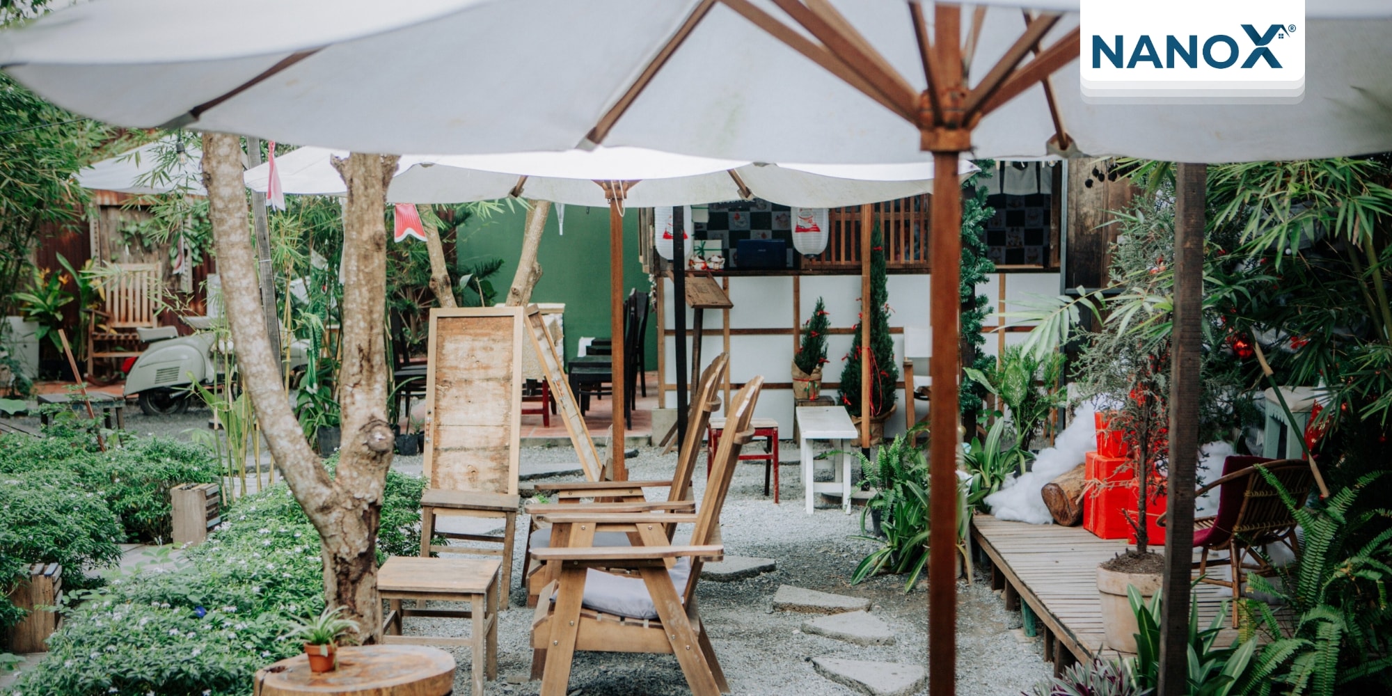 Một phương án chống nóng quán cafe được ứng dụng khá phổ biến đó sử dụng mái che, dù lệch tâm