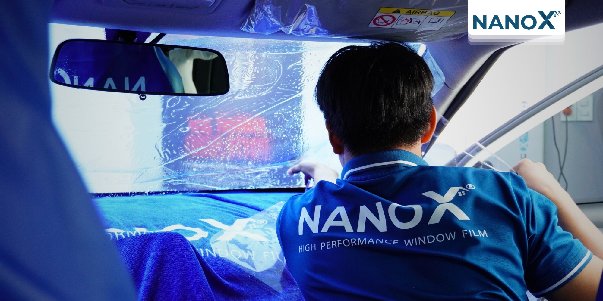 Giải pháp tốt nhất là nên dán phim cách nhiệt bên trong