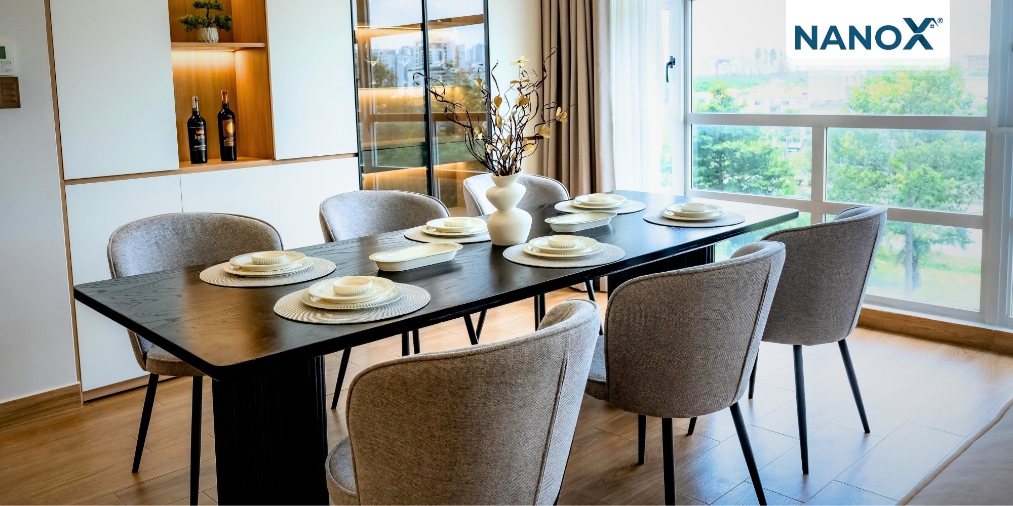 Nội thất nhà dù mới vẫn thường có bụi mịn, vết bám vân tay, vết bẩn cứng